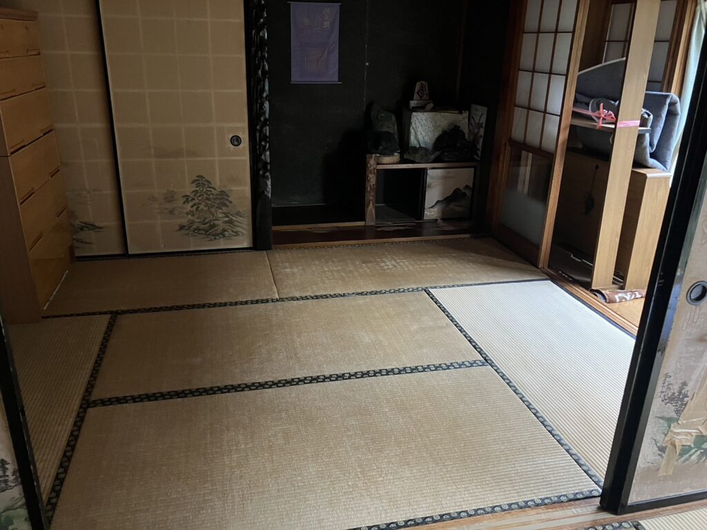 この部屋は畳の傷みがあるので、畳を入替えます。